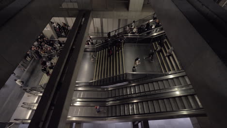 Menschenmenge,-Die-In-Der-U-Bahn-Nach-Oben-Geht