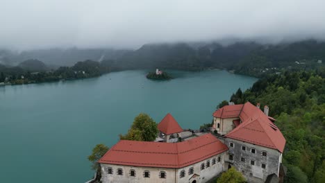 Dron-Revela-Sobre-El-Castillo-De-Bled-Nubes-Bajas-Que-Cubren-Montañas-Distantes