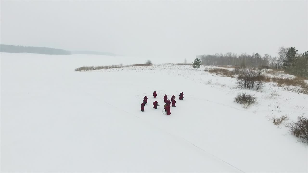 눈 인 풍경 에 있는 승려 들