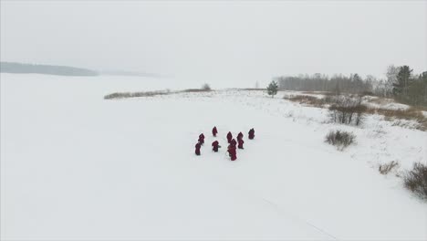 monjes en un paisaje nevado