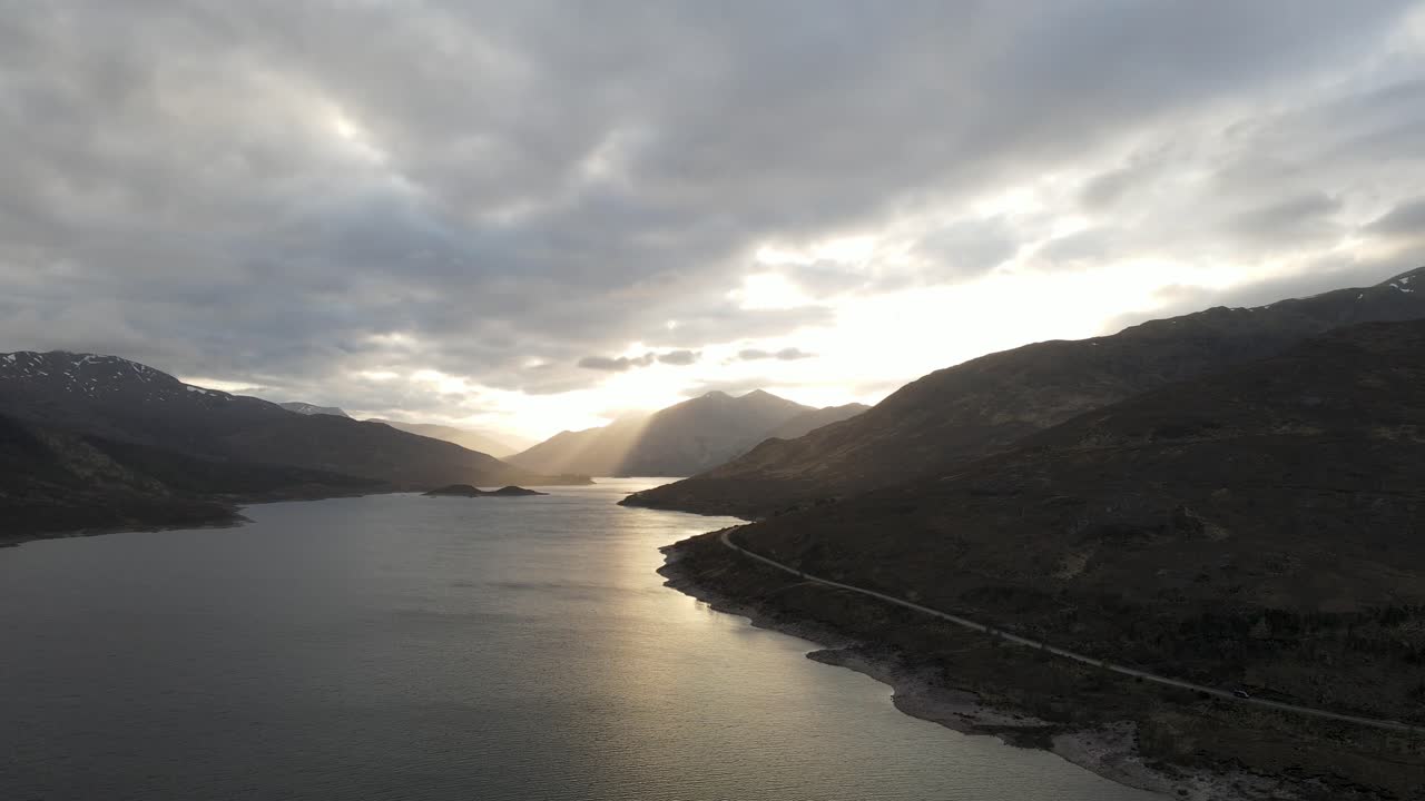 해가 지는 동안 아름다운 영감을 주는 풍경