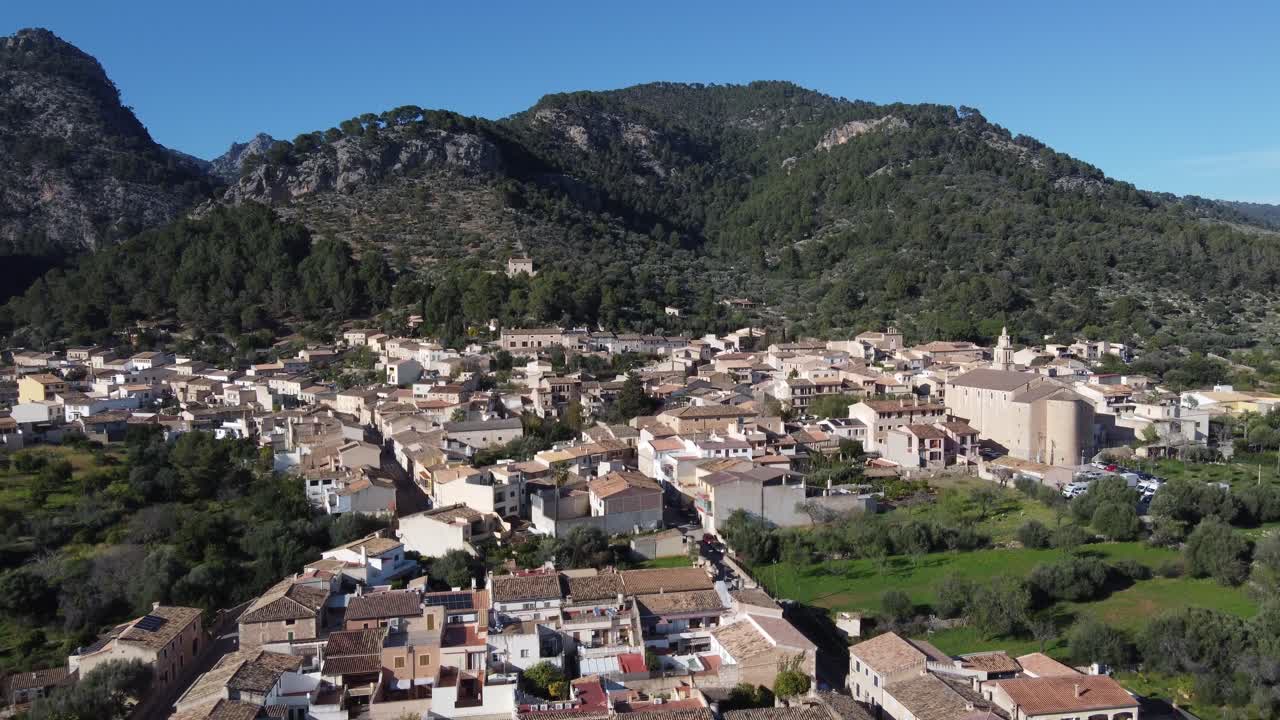 Panoramica aerea del villaggio di Caimari, con la catena montuosa della Tramuntana sullo sfondo. Maiorca, Spagna.