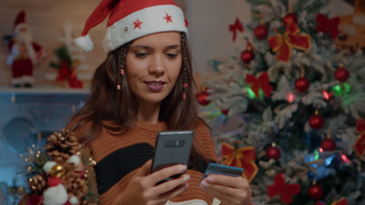 una mujer feliz buscando regalos de navidad.