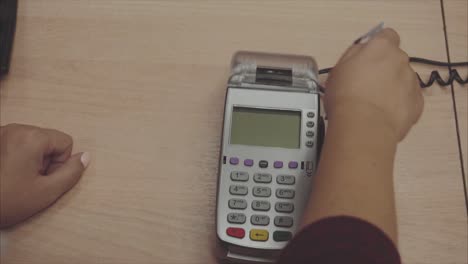 utilizando un terminal de pago con tarjeta de crédito