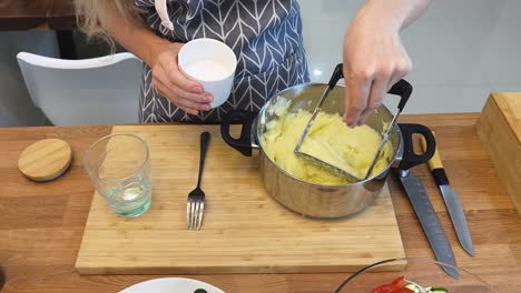 making mashed potatoes