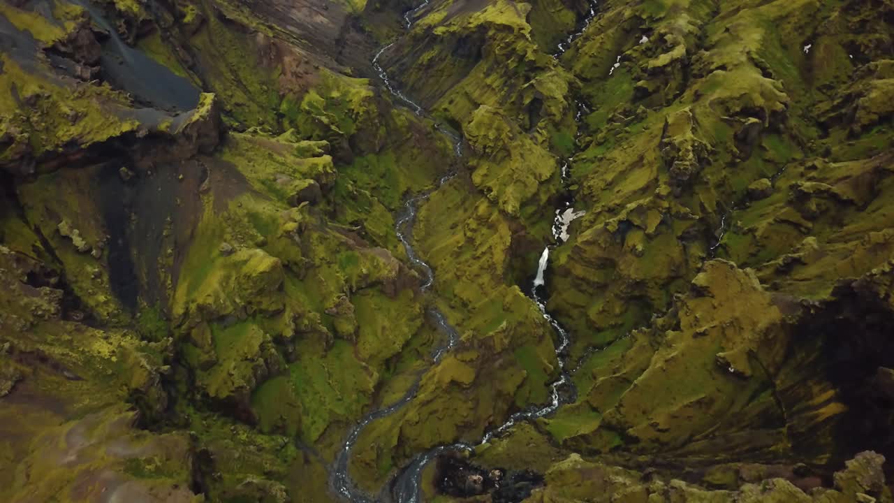 vista aérea sobre ríos que fluyen y texturas y patrones naturales del terreno islandés