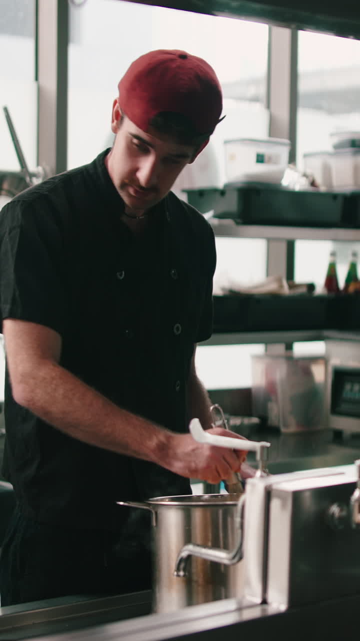 Chef che prepara il cibo in cucina