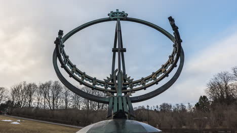 Reloj-De-Sol-Del-Parque-Vigeland-Con-Gente-Caminando---Escultura-En-El-Parque-Frogner-En-Oslo,-Noruega