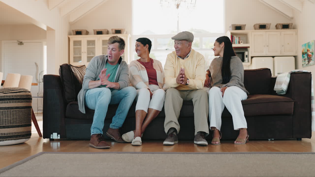 소파에 큰 가족과 함께 행복하고, 장난스럽고, 미소 짓고