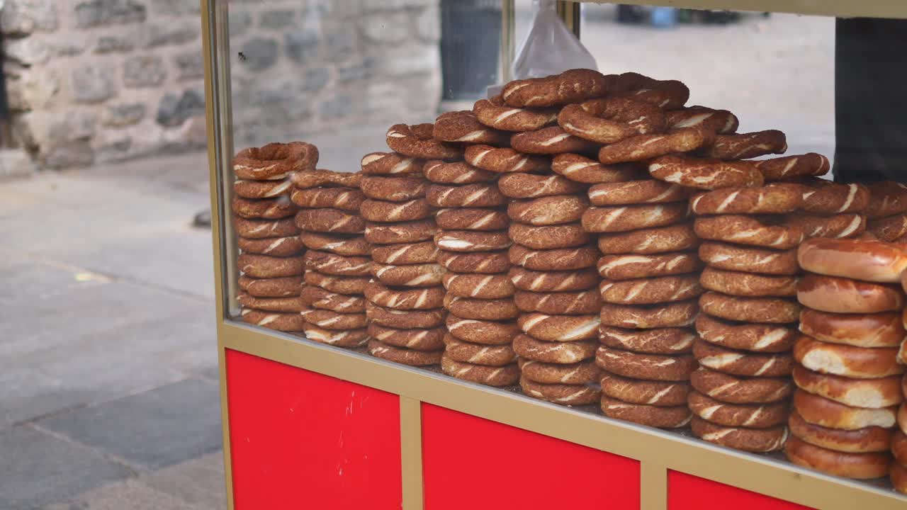 이스탄불의 거리 판매자에서 시미트 디스플레이