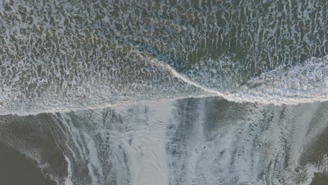 Luftaufnahme-Von-Oben-Nach-Unten-Mit-Einer-Drohne-Von-Hochwasserflüssen-Am-Pismo-Beach-In-Kalifornien-Bei-Sonnenaufgang