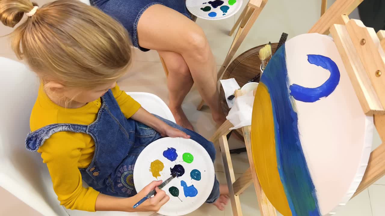 어머니 와 함께 그림 그리는 아이