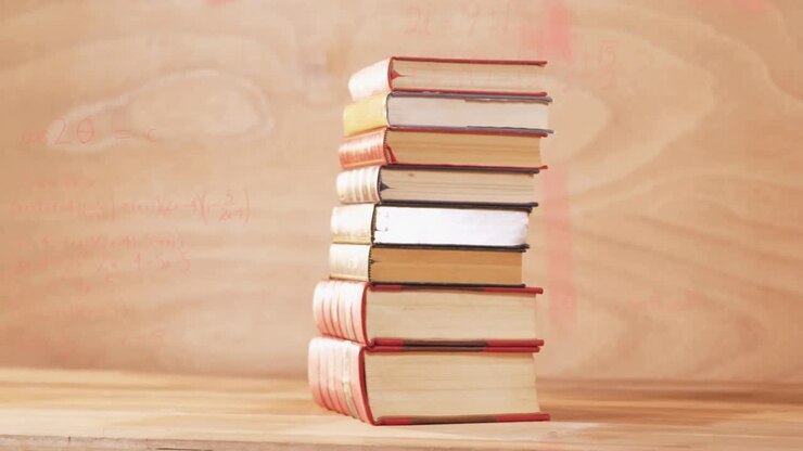 Animazione di una pila di libri sovrapposti a equazioni e formule matematiche.