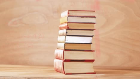 animación de una pila de libros sobre ecuaciones y fórmulas matemáticas.