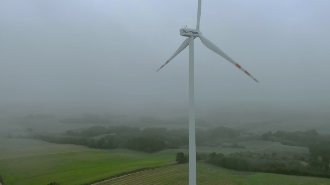 풍력 발전소, 안개 속의 풍차, 주변의 회색 풍경, 탁 트인 들판의 재생 에너지, 자연 경관 아래, 녹색 에너지가 중요합니다.