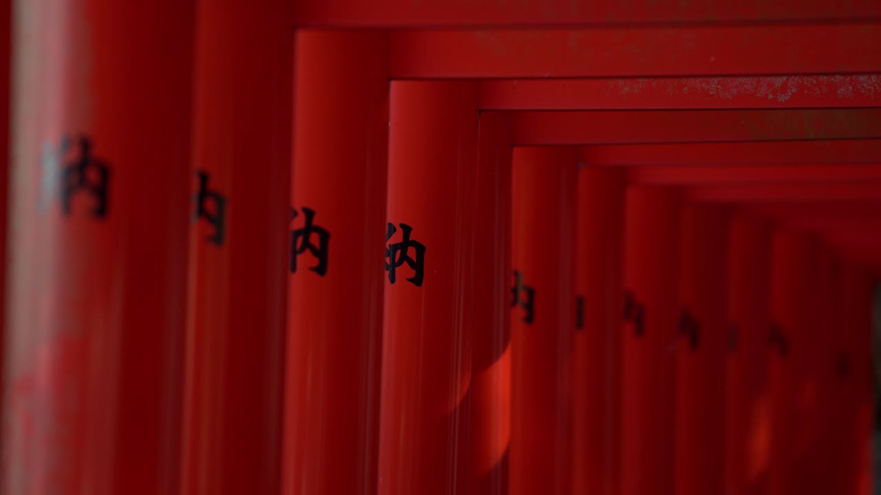 Tekrar - Kırmızı Torii Kapılarındaki Japonca Metin.