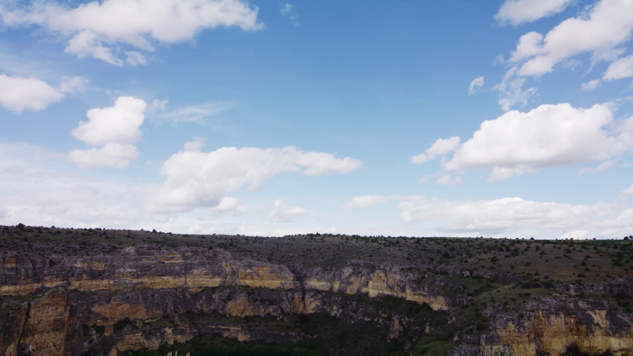 meandro del río entre acantilados en el parque natural hoces del río duraton con ermita del convento de la hoz en sebulcor, segovia, españa