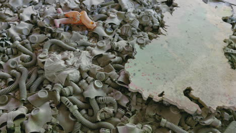 montones de viejas máscaras de gas abandonadas en pripyat, restos después del desastre de chernobyl
