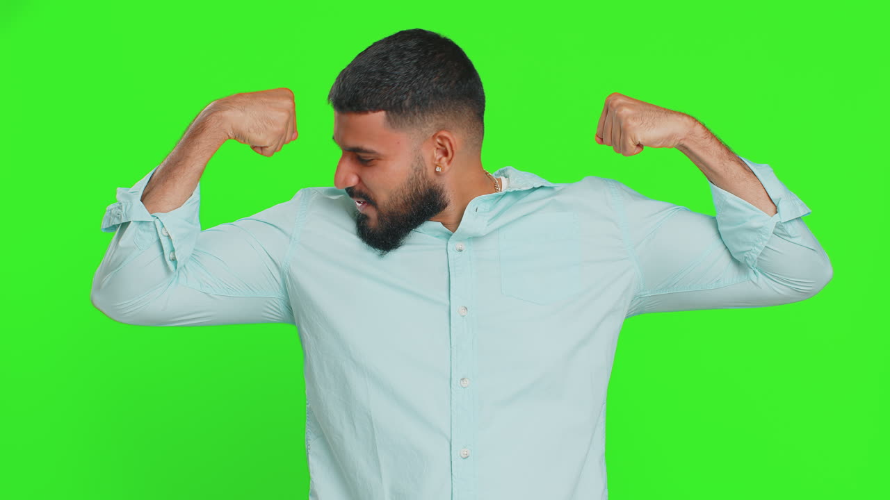 hombre con confianza mostrando bíceps, sintiendo poder fuerza para luchar por los derechos, el éxito ganar