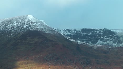 Escena-De-Nieve-De-Las-Montañas-Comeragh-Congelando-Altas-Montañas-A-Mediados-De-Invierno.