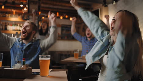 Freunde-Und-Fans-Freuen-Sich-Gemeinsam-Emotional,-Wenn-Sie-In-Einer-Bar-Fußball-Im-Fernsehen-Schauen-Und-Den-Sieg-Ihrer-Mannschaft-Feiern,-Nachdem-Sie-Bei-Der-Weltmeisterschaft-Ein-Tor-Geschossen-Haben.-Schauen-Sie-Sich-Im-Pub-Basketball-Hockey-An