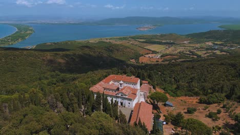 Icónica-Laguna-Cinematográfica-Del-Monasterio-De-Monte-Argentario,-Frente-Al-Antiguo-Casco-Antiguo-De-Orbetello-Cerca-Del-Parque-Natural-Maremma-En-Toscana,-Italia-Cerca-De-Grosseto-En-Verano-Con-Cielo-Azul