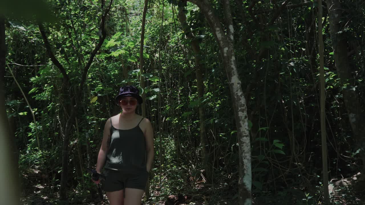 고 밝은 아침에 숲을 탐험하는 여자