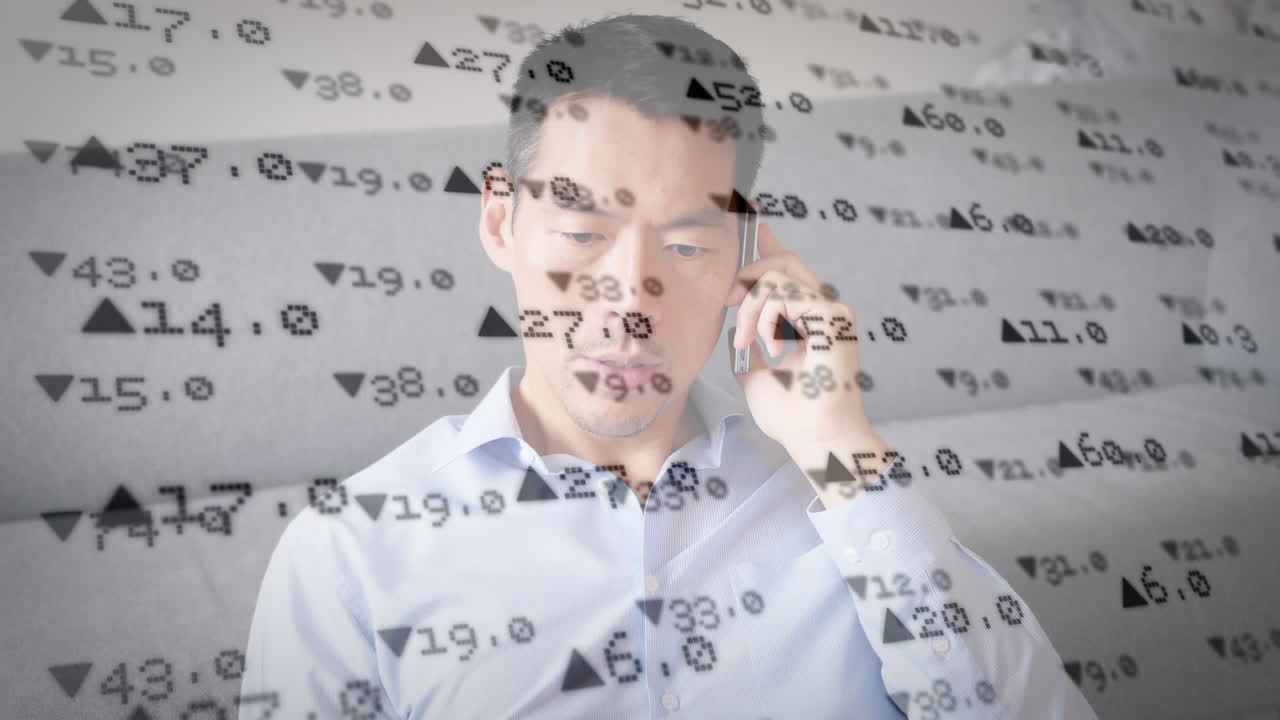 스마트 폰을 사용하는 사람 위의 데이터 처리 애니메이션