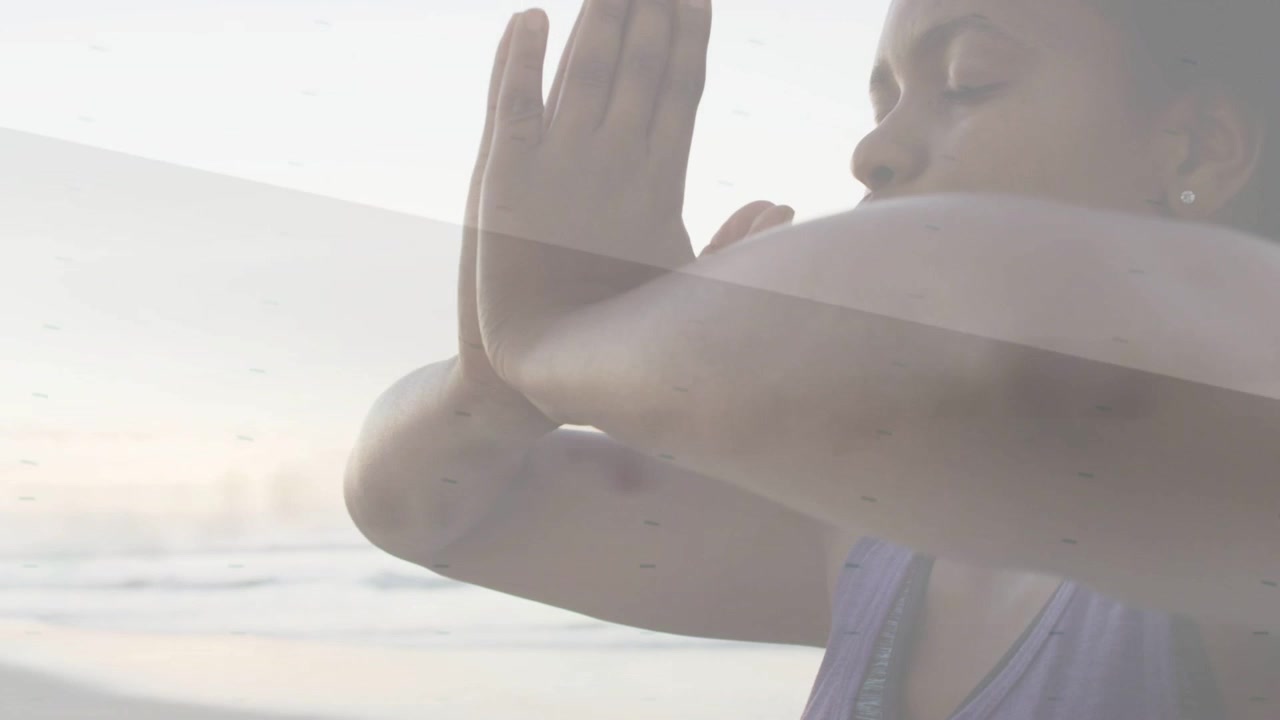 Donna che fa yoga salutare sulla riva, respirando, abbassandosi in posizione di preghiera per la calma, con tracciamento in sovrapposizione.