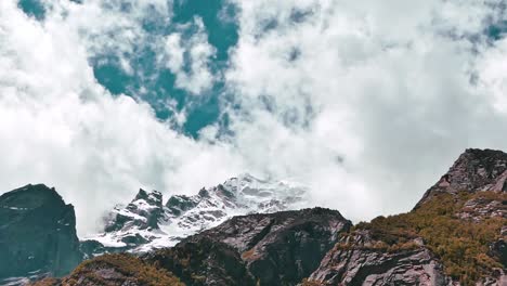 Toma-Cinematográfica-De-Montañas-Nevadas-En-La-Región-De-Gangotri,-India