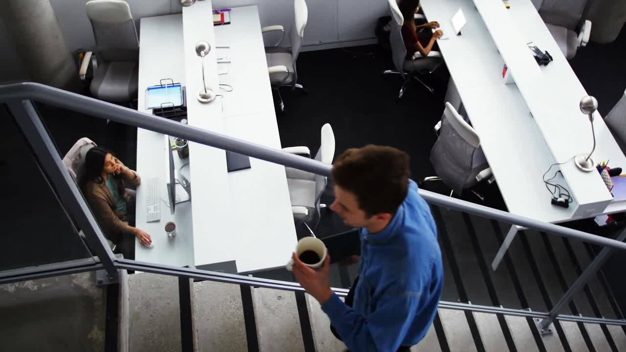 계단 을 올라갈 때 커피 를 마시는 남성 임원