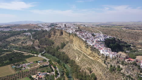 Antenne---Fluss-Guadalete,-Arcos-De-La-Frontera,-Cádiz,-Spanien,-Weitwinkelrückseite