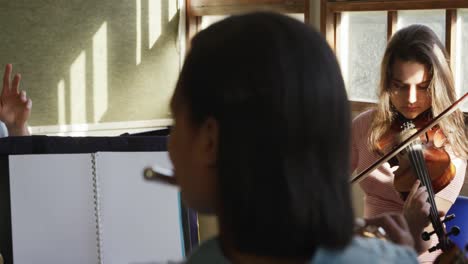 músicos adolescentes ensayando