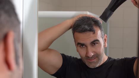 hombre con secador de pelo.