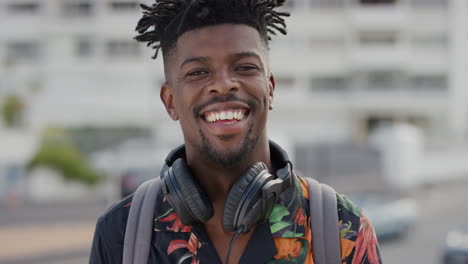 ritratto attraente uomo afroamericano che ride allegro turista nero che si gode le vacanze estive viaggio in cerca rilassato stile di capelli funky slow motion