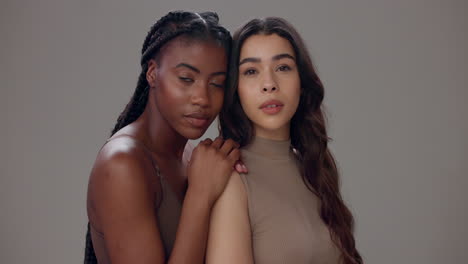 dos mujeres hermosas posando juntas