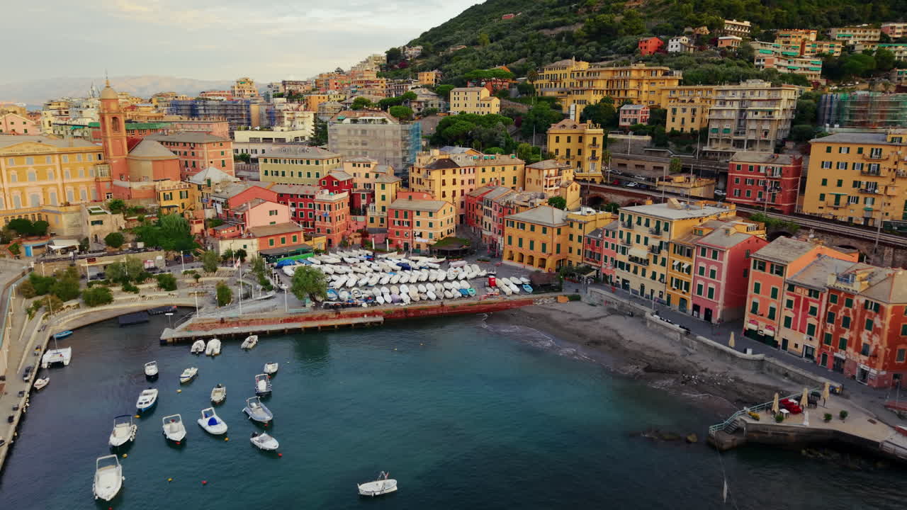 Città costiera storica di Genova: piccolo porto e architettura tradizionale