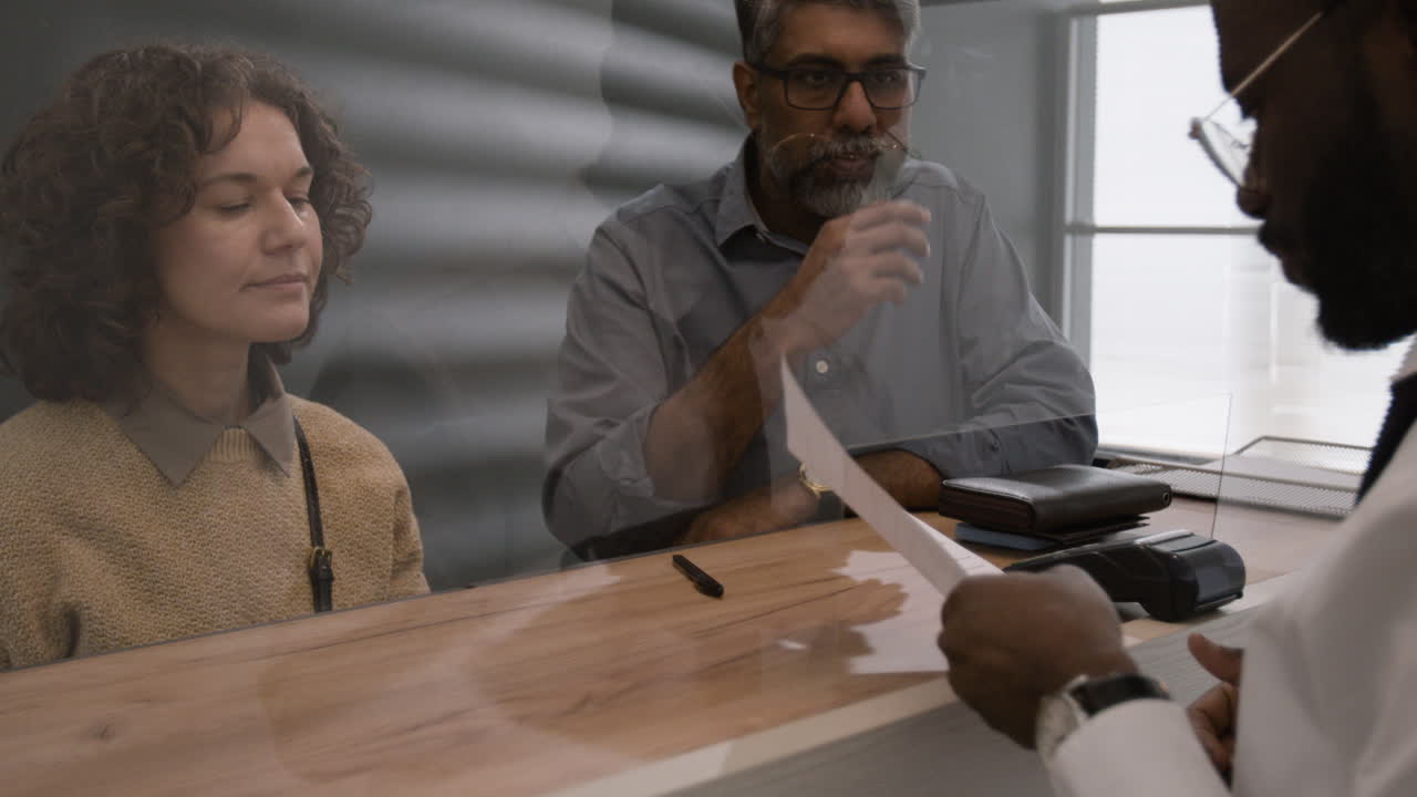 reunión de negocios y firma de documentos