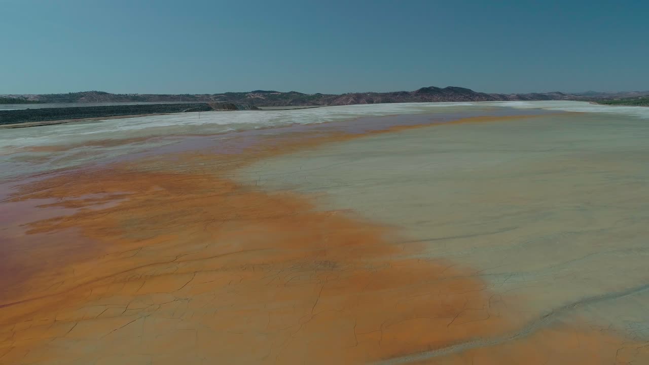 vista aérea de la superficie agrietada y húmeda
