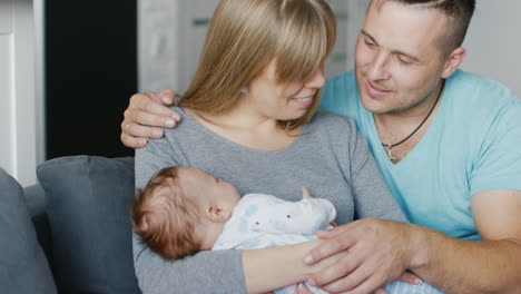 retrato de una joven familia feliz en casa padre madre y bebé