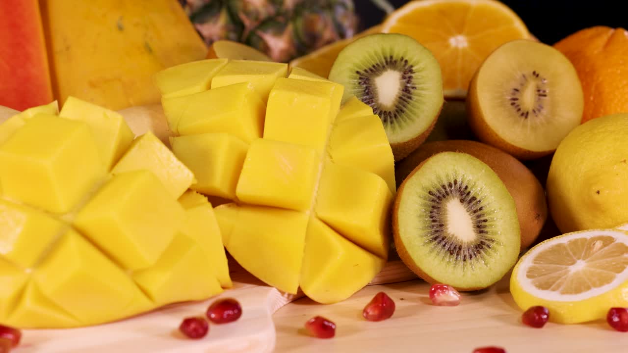 una variedad vibrante de frutas frescas en rodajas