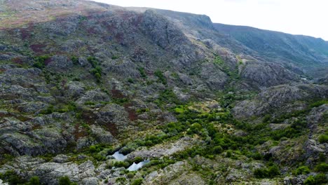 Luftpanoramablick-Auf-Die-Atemberaubende-Hintergrundlandschaft-Des-Rio-Tera-Canyon,-Zamora,-Spanien