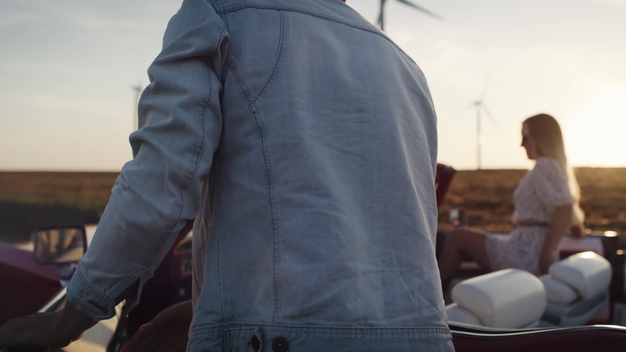 カーに乗ったカップルの追跡ビデオ