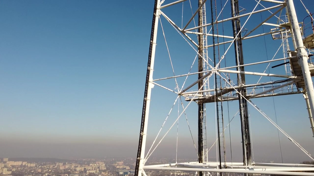 Luftaufnahme einer Drohne, die nahe einem Fernsehturm fliegt.