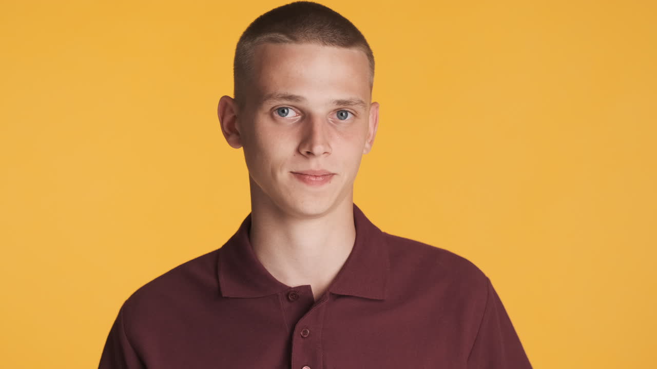 백인 남자가 머리로 '아니오'라고 말한다.