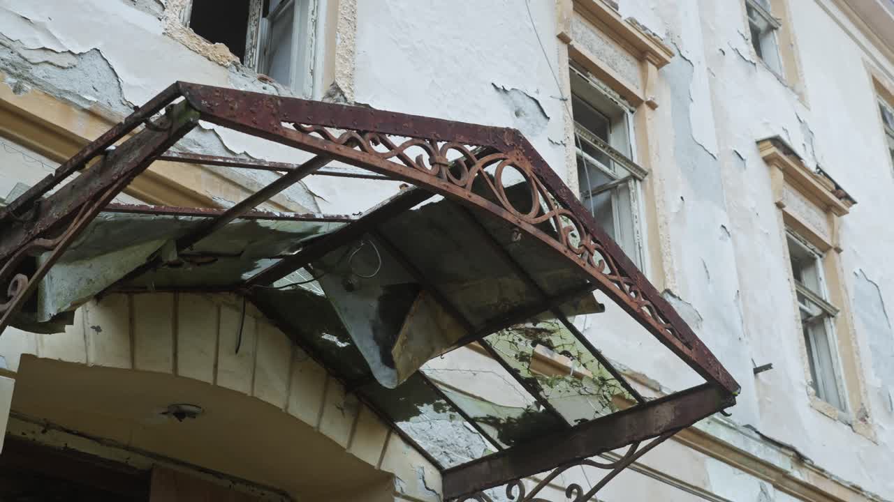 Ingresso abbandonato in rovina del sanatorio di Janske Koupele, architettura in decadenza