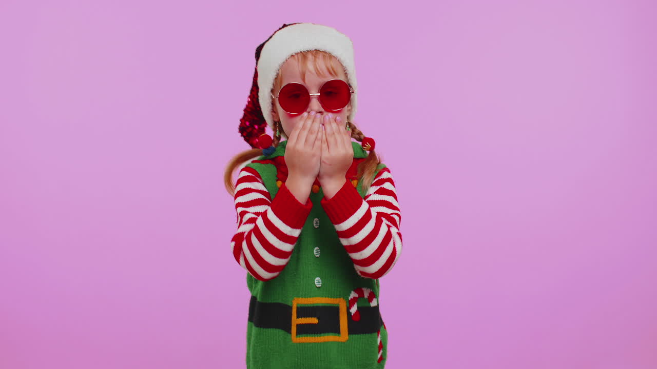 Dívka, vánoční skřítek Santa Clause, poslouchá hudbu přes sluchátka, tančí disko, blbne a baví se