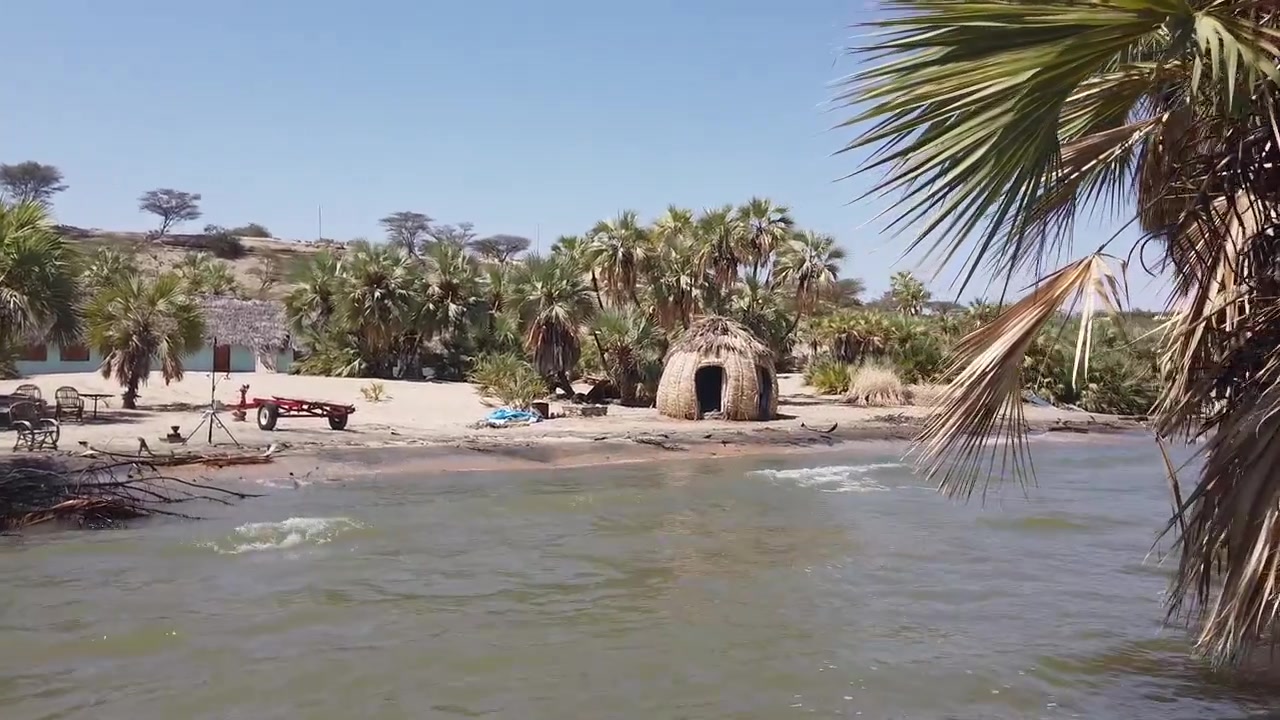 Barca che attracca alle sorgenti di Eliye nel lago Turkana, Kenya