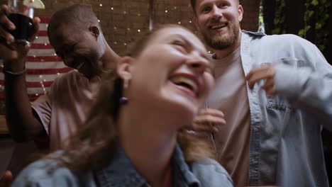 amigos celebrando en un bar