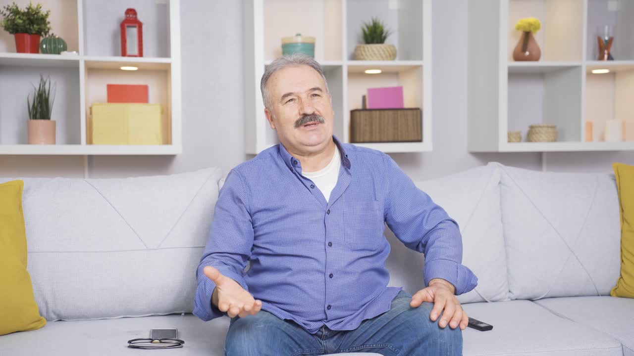 텔레비전 뉴스를 보고 있는  ⁇ 은이가 자기 자신과 얘기하고 있다.